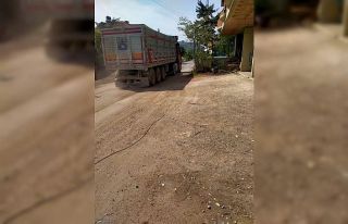 Tek şeritli yolda hız yapan hafriyat kamyonlarına...