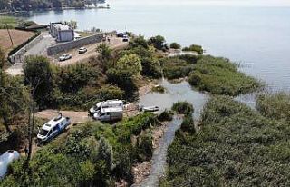 Tekne ile açıldığı gölde suya atlayan genci...