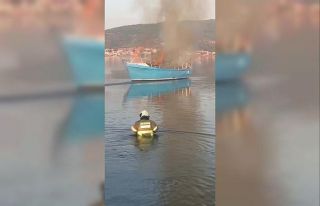 Tekneyi söndürmek için itfaiyeciler kıyafetleri...