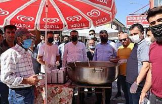 Tercan’da vatandaşlara aşure dağıtıldı