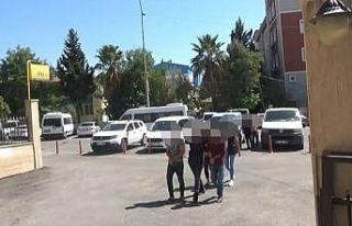 Terör operasyonunda gözaltına alınan 3 zanlı...