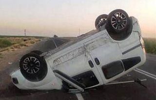 Ters dönen hafif ticari araçtan burnu bile kanamadan...