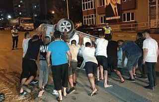 Ters dönen otomobilden yara almadan kurtuldular