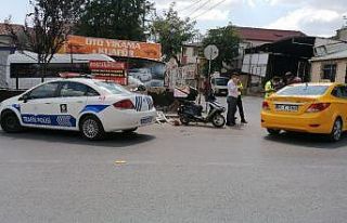 Ticari taksi ile çarpışan kurye yaralandı