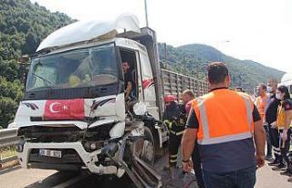 Tıra çarpan kamyonun sürücüsü sıkıştığı...