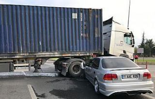 Tırın altına giren otomobilde bulunan 3 kişi yaralandı