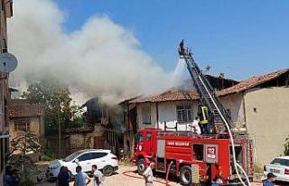 Tokat’ta 2 katlı metruk ev alevlere teslim oldu