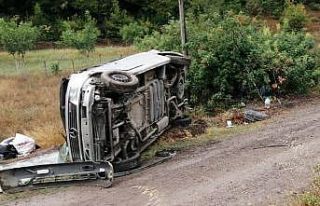 Tokat’ta araç şarampole devrildi: 2 yaralı