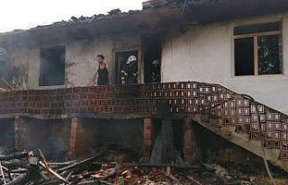 Tokat’ta, saman yangını evlere sıçradı