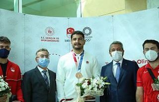 Tokyo’dan dönen milli güreşçiler coşkuyla karşılandı