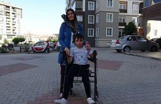 Toplanan yardımları yürüteciyle kamyonete taşıyan...
