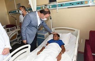 Trafik kazasında ayakkabısını kaybeden çocuğa...