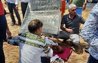 Trafik kazasında yaralananları vatandaşlar güneşten...