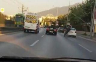 Trafikte makas atan motosiklet sürücüsü otomobile...