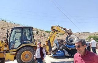 Traktör devrildi: 2 yaralı