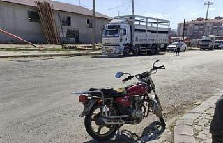Traktör ile motosiklet çarpıştı: 1 yaralı