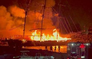 Tur tekneleri alev alev yandı