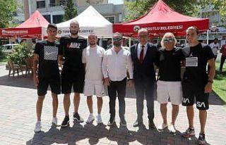 Turgutlusporlu futbolcular aşure dağıttı