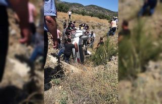 Turist taşıyan midibüse çarpan otomobil şarampole...