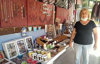 Turistlerin gelmesi hediyelik eşya satıcılarının...