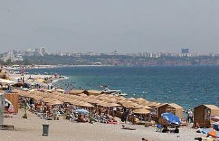 Turizm kenti Antalya’da sahiller tıklım tıklım...