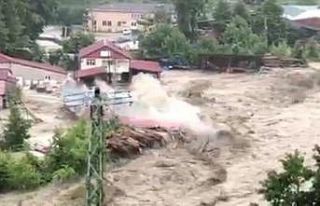 Türkeli’deki selde fabrikanın yıkılma anı kamerada