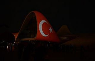 Türkiye’ye destek amacıyla Haydar Aliyev Merkezi’ne...