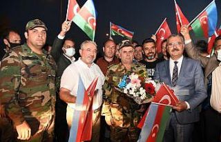Türkiye’ye yardıma gelen Azerbaycanlı ekibe sevgi...