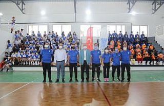 Tuşba Belediyesinden sporculara malzeme desteği