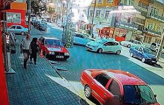 Üç aracın karıştığı kaza güvenlik kamerasında