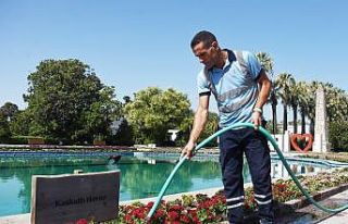 Ufuk Arda, bir yandan yeşil alanların bakımıyla...
