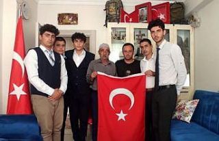 Ülkü Ocaklarından şehit ailelerine Türk bayrağı...