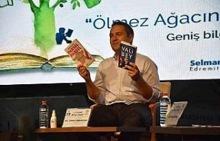 Umut Akdoğan Edremit Kitap fuarında konuştu