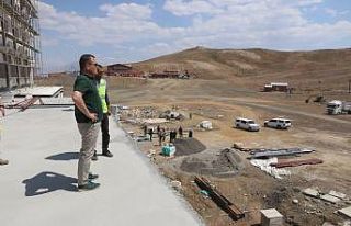 Vali Akbıyık, 130 yataklı otelde incelemelerde...