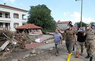 Vali Ayhan afet bölgesinde yaraları sarıyor