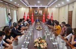 Vali Karaloğlu, YSK’de ilk bine giren öğrencileri...