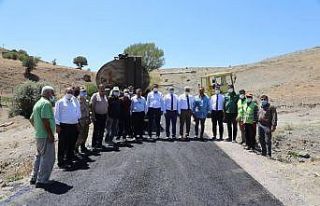 Vali Makas, köy yollarında yapılan asfaltlama çalışmalarını...