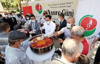 Vali Masatlı halka aşure dağıttı