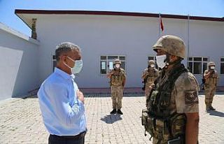 Vali Özkan Mehmetçikle bir araya geldi