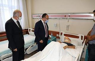 Vali Yırık, trafik kazasında yaralanan Dr. Öğr....
