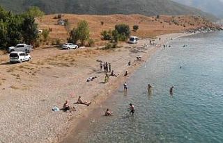 Van Gölü sahilleri serinlemek isteyenlerle dolup...