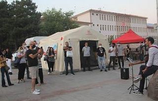 Vatandaşlara canlı müzik ile “aşı ol” çağrısı