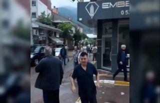 Vatandaşların selden kaçış anı cep telefonuna...