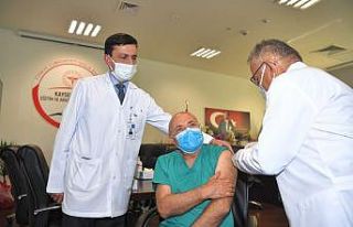 Vekilin aşısını doktor belediye başkanı yaptı