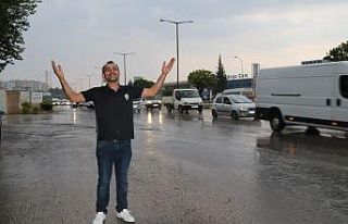 Yağan yağmura çocuklar gibi sevindi