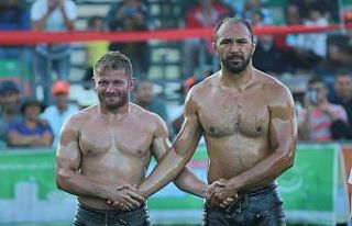 Yağlı pehlivan güreşleri ilk defa şehir merkezinde...