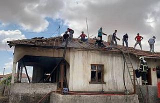 Yanan evde itfaiye ve vatandaşın yangın seferberliği