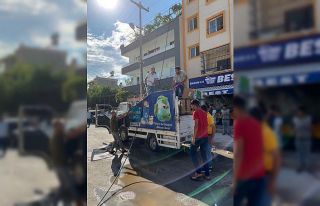 Yanan geri dönüşüm aracını vatandaşlar söndürdü