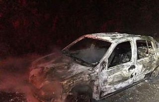 Yanan otomobil kullanılamaz hale geldi