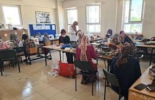 Yangın bölgesindeki kadınlar için şalvar dikiyorlar